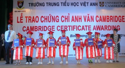 Trường trung - tiểu học Việt Anh: Trao chứng chỉ Anh văn Cambridge