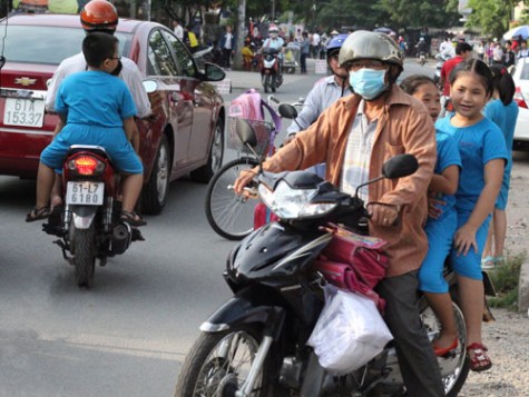 Đội mũ bảo hiểm cho trẻ khi tham gia giao thông: Nhiều phụ huynh chưa quan tâm