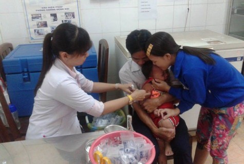 Đưa trẻ đi tiêm vắc xin để phòng bệnh sởi và rubella