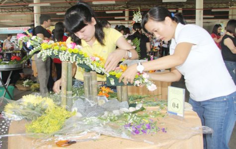 Hơn 100 thí sinh tham gia hội thi cắm hoa nghệ thuật