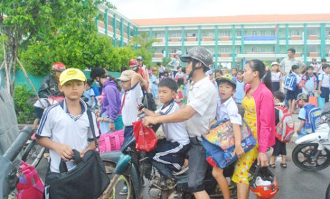 Đội mũ bảo hiểm cho trẻ em: Cần sự quan tâm từ người lớn