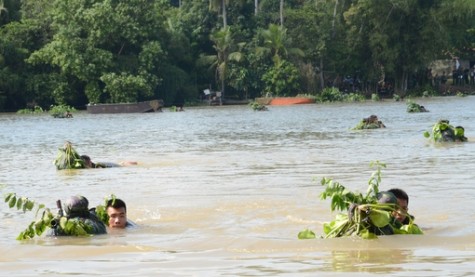 Bộ đội Trung đoàn 2, Sư đoàn 9, Quân đoàn 4: Bơi bao gói vượt sông an toàn