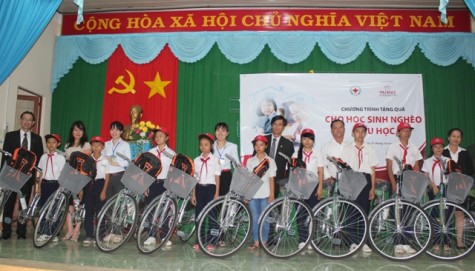 Tặng xe đạp cho học sinh nghèo hiếu học