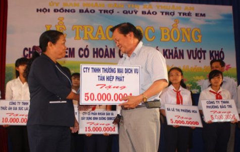 Tập đoàn Tân Hiệp Phát:  Ủng hộ 50 triệu đồng trao học bổng  cho học sinh khó khăn