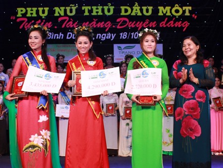 Nữ cán bộ hành chính tài năng duyên dáng