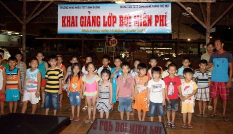 Khai giảng lớp dạy bơi miễn phí cho trẻ em