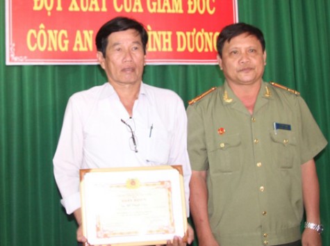 Khen thưởng người dân báo tin phá án