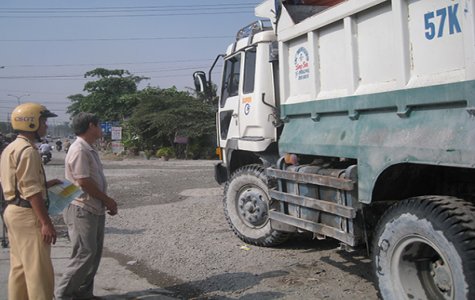 Siết chặt tình trạng xe quá tải, quá khổ trên địa bàn tỉnh: Doanh nghiệp ký cam kết nghiêm chỉnh chấp hành