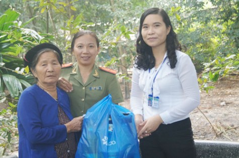 Tặng quà cho gia đình chính sách xã Hưng Hòa, huyện Bàu Bàng