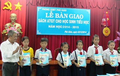 Tặng sách giáo dục an toàn giao thông cho học sinh tiểu học: Một việc làm ý nghĩa