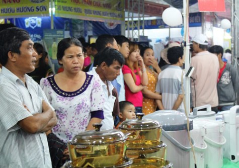 Hội chợ ngành công thương vùng Đông Nam bộ - Triển lãm ngành thủ công mỹ nghệ năm 2014: Nhiều khách hàng, thêm đối tác