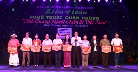 Khai mạc Liên hoan nghệ thuật quần chúng “Vinh quang người chiến sĩ Việt Nam”