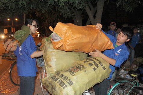 Sinh viên nhặt ve chai làm từ thiện