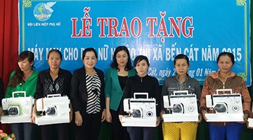 Hội Liên hiệp Phụ nữ TX.Bến Cát: Trao tặng 20 máy may cho phụ nữ nghèo