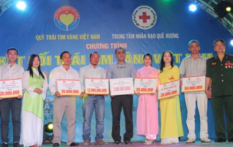 Vinh danh Trái tim vàng nhân ái vì sự phát triển cộng đồng năm 2015