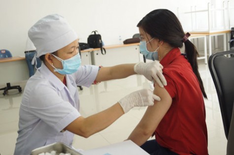 Tiêm văcxin rubella cho hơn 1.500 công nhân Công ty TNHH Wanek