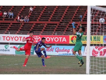 Kết quả vòng 6 V-league 2015: Thắng Cần Thơ, B.Bình Dương trở lại ngôi đầu