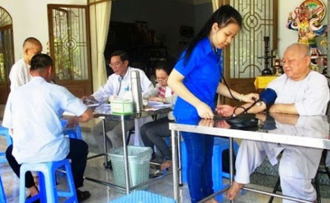 Đoàn bác sĩ Bệnh viện Đa khoa Mỹ Phước: Khám bệnh, phát thuốc miễn phí cho 150 người nghèo