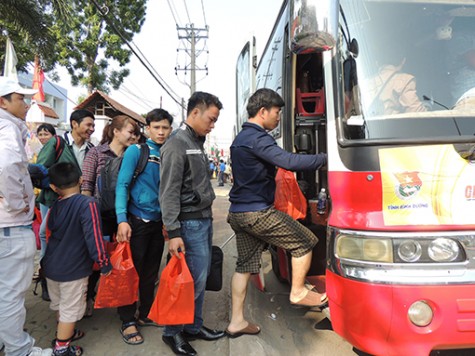 Mang niềm vui ngày xuân vào nhà xưởng