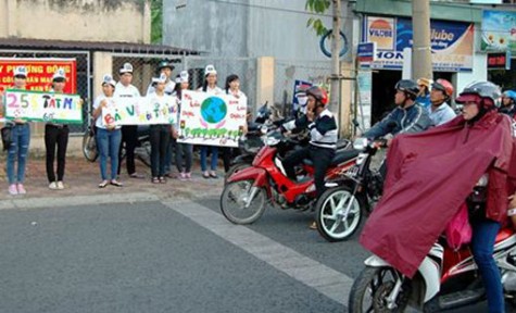 Đoàn viên, thanh niên Bình Dương: Tuyên truyền thực hiện  “25 giây tắt máy xe” hưởng ứng giờ trái đất 2015