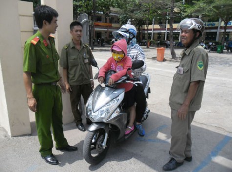 Ngày đầu nhắc nhở việc đội mũ bảo hiểm cho trẻ em 6 tuổi trở lên: Các trường học tăng cường tuyên truyền