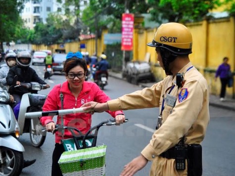 Học sinh, phụ huynh vẫn bất ngờ khi bị xử phạt lỗi mũ bảo hiểm