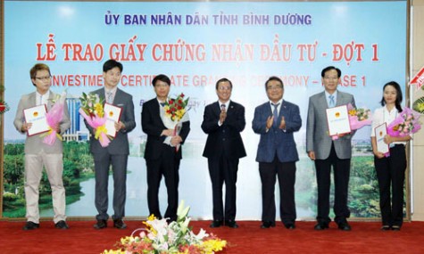 Bình Dương: Trao giấy chứng nhận đầu tư đợt I-2015 cho 28 dự án FDI