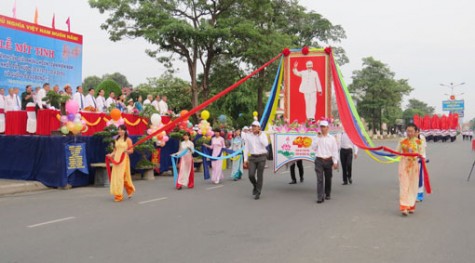 Thị xã Dĩ An: Mít tinh kỷ niệm 40 năm Ngày giải phóng hoàn toàn miền Nam, thống nhất đất nước (30.4.1975-30.4.2015)