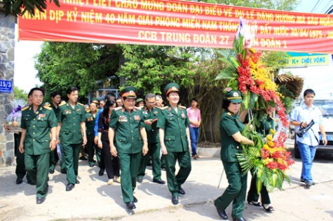 Các con về thăm má