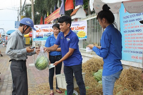 Mỗi trái dưa, một tấm lòng