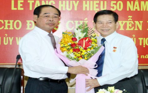 Nguyên Chủ tịch nước Nguyễn Minh Triết nhận Huy hiệu 50 năm tuổi Đảng