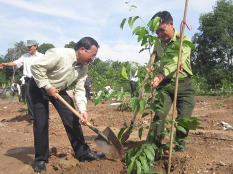 Trồng cây đời đời nhớ ơn Bác Hồ kính yêu