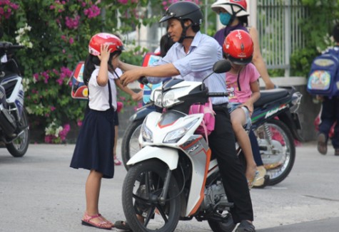 Sau hơn 1 tháng bắt buộc đội mũ bảo hiểm đối với trẻ em: Số người đội mũ bảo hiểm tăng đáng kể