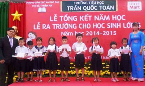 Lotte Mart Bình Dương: Trao 50 suất học bổng cho học sinh khó khăn, học giỏi