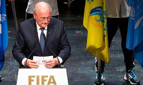 Blatter không từ chức và phủi trách nhiệm khi cấp dưới tham nhũng