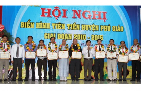 Phú Giáo: Tuyên dương các điển hình tiên tiến giai đoạn 2010-2015