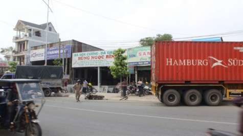 Container tông xe liên hoàn