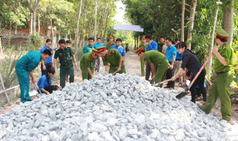 Liên quân “3 màu áo” ra quân làm đường giao thông nông thôn