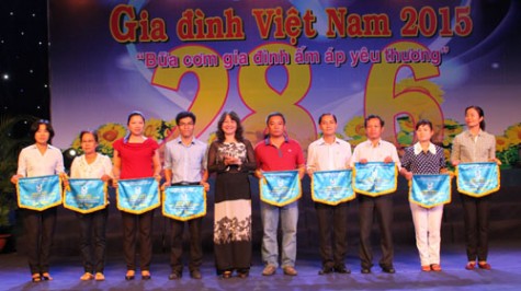 Bữa cơm gia đình ấm áp yêu thương