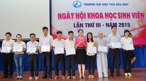 Sinh viên say mê nghiên cứu khoa học