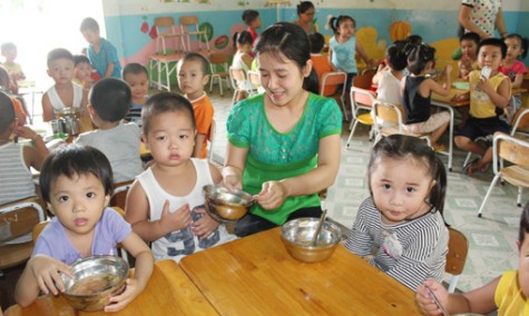 Trường mầm non tăng cường phòng chống bệnh mùa hè