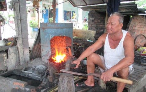 Người “giữ lửa” nghề rèn truyền thống