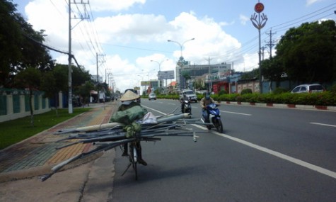 Chở cồng kềnh, đi ngược chiều gây nguy hiểm