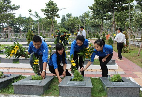 Tuổi trẻ Công ty cổ phần Khoáng sản và Xây dựng Bình Dương: Lung linh những ngọn nến tri ân