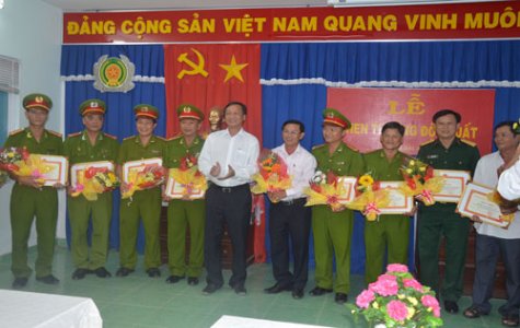 UBND thị xã Tân Uyên khen thưởng đột xuất tập thể và cá nhân cứu nạn thành công nạn nhân rớt giếng