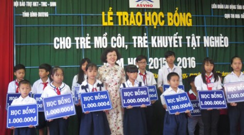 Bình Dương: Trao 131 suất học bổng cho trẻ em khuyết tật, mồ côi