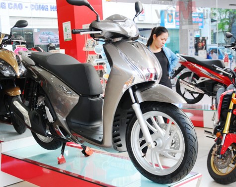 Honda SH cháy hàng, đội giá 10 triệu đồng