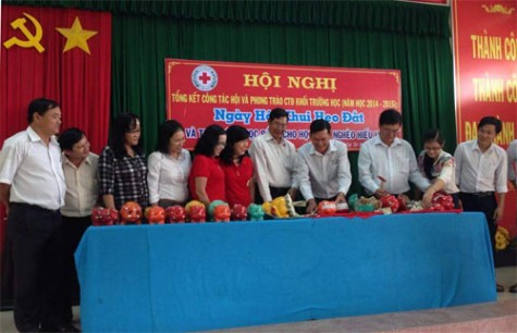 Hội Chữ thập đỏ Thị xã Tân Uyên: Tổ chức ngày hội khui heo đất năm học 2015-2016.