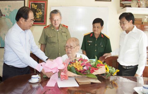 Lãnh đạo tỉnh thăm, tặng quà cho cán bộ lão thành cách mạng