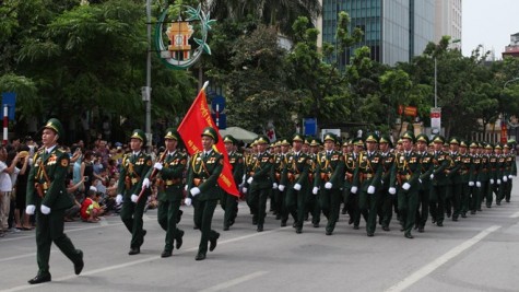 Tiếng hát rộn vang cùng đoàn diễu binh trên phố phường Hà Nội